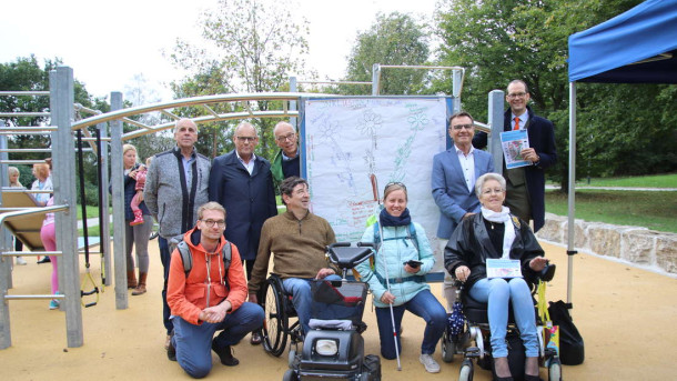 Das Bild zeigt Vertreter der Stadt Fulda, Organisationen und Bürger mit und ohne Behinderung, die draußen vor dem Bewegungspark in Fulda posieren.